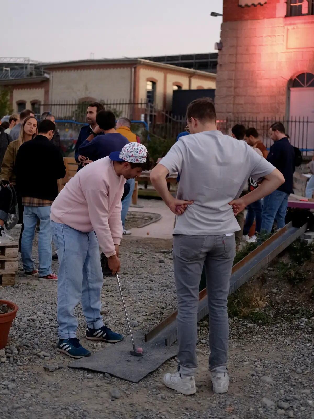 Visitors playing minigolf at Minigolf Hard